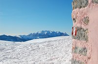 16 Spigolo del rifugio e splendido scorcio